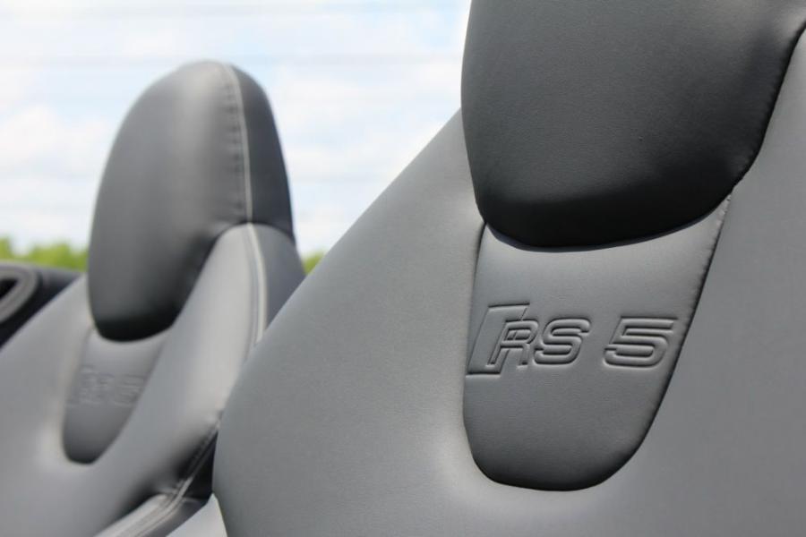 Детали интерьера Audi RS5 Cabriolet 2013 года  (NA) (фото 26 из 39)
